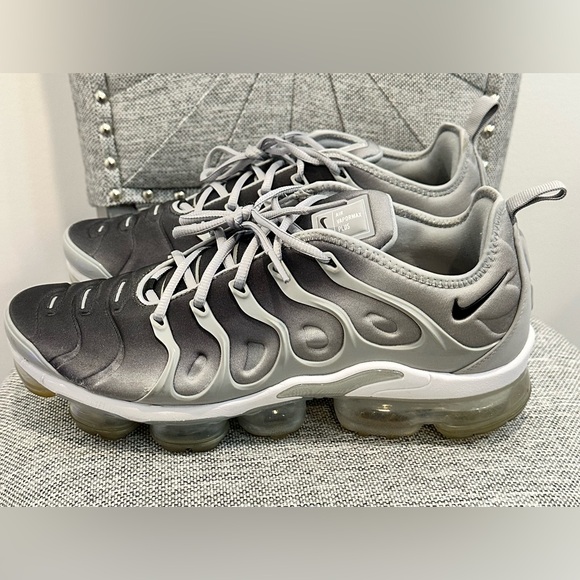 Nike Air Men’s Vapormax Plus Wolf Grey Black White Size 11.5 - Picture 1 of 10